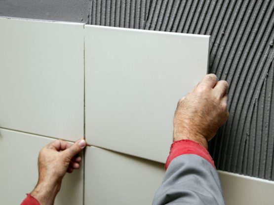 Placing ceramic tiles on a wall